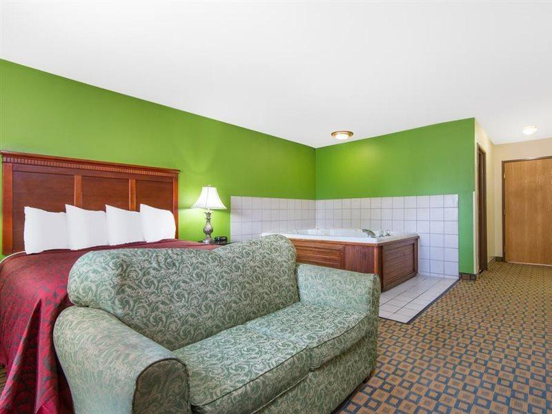 Days Inn & Suites By Wyndham Wichita Dış mekan fotoğraf